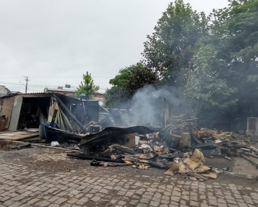 Depósito de reciclagem é consumido pelo fogo no bairro São José em