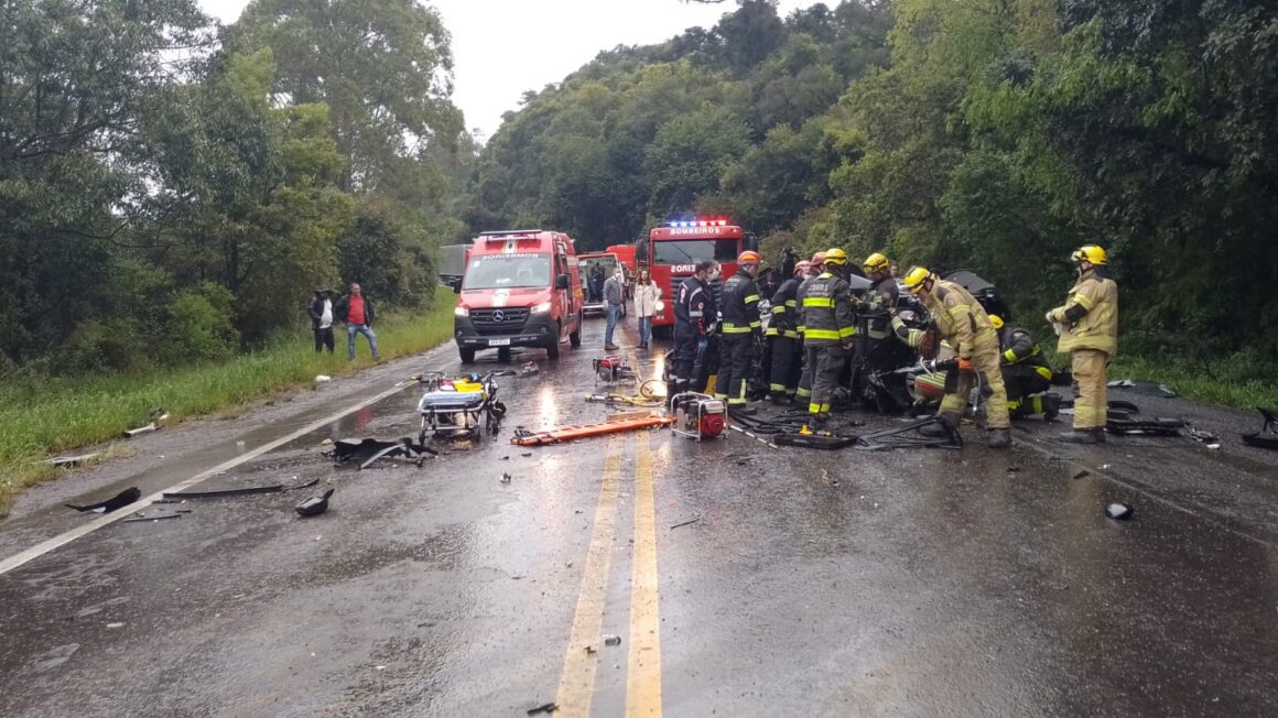 Grave acidente entre dois caminhões e dois carros de passeio deixa uma