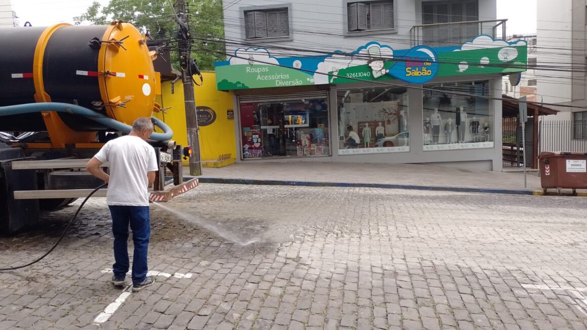 Caminhão da Ecofar derrama óleo na Rua da República no centro de