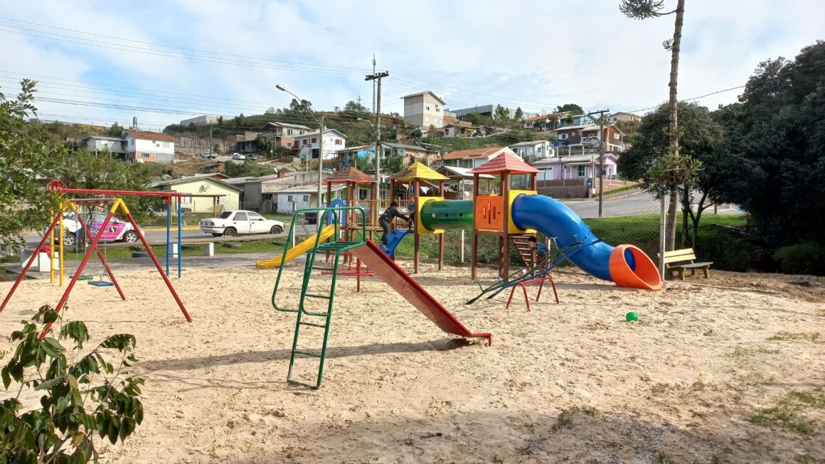 Praça do bairro Ipanema é revitalizada e recebe brinquedos novos para