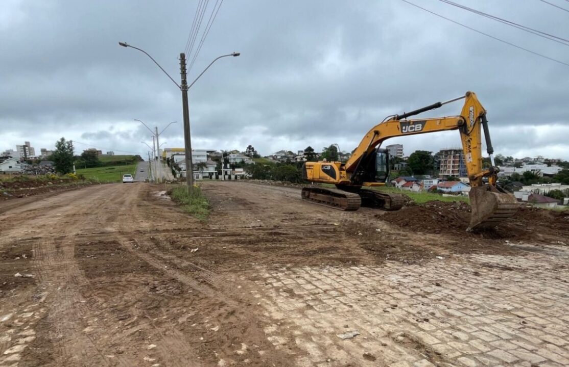 Obras de pavimentação alteram trânsito na Avenida Armando Antonello em