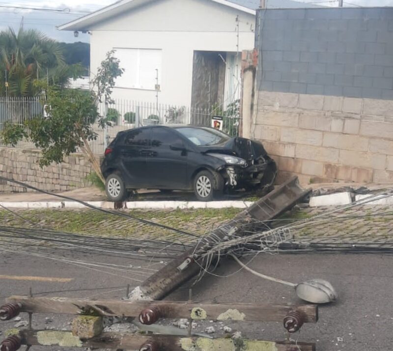 Motorista Perde Controle Da Dire O E Derruba Poste No Bairro Monte