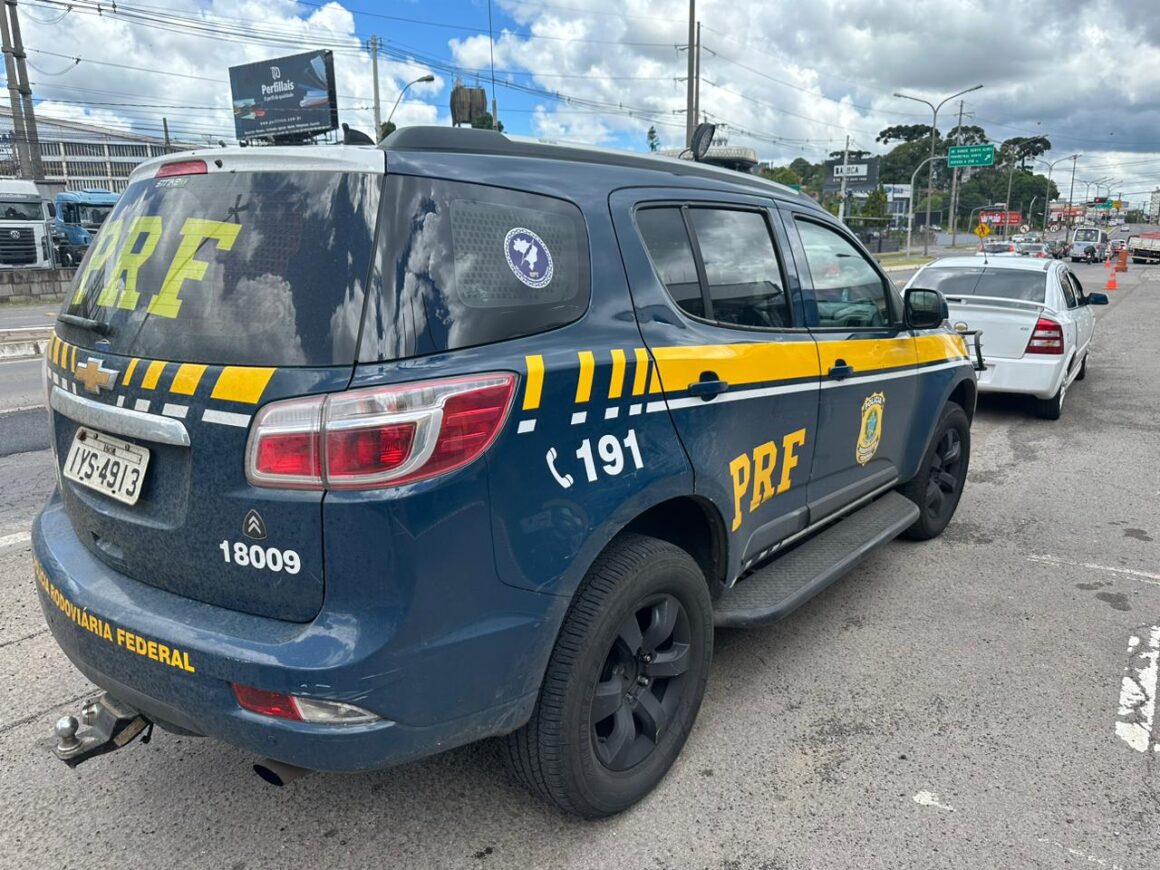 Homem é preso dirigindo carro placa adulterada para aplicar golpes