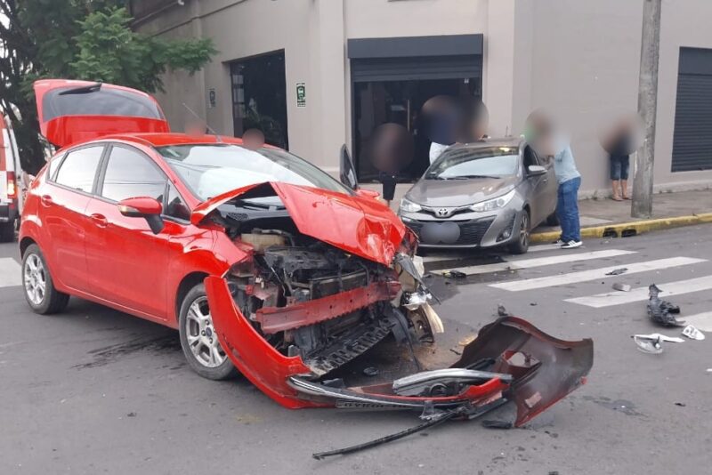 Carro Para Em Cima Da Cal Ada Em Acidente No Centro De Farroupilha