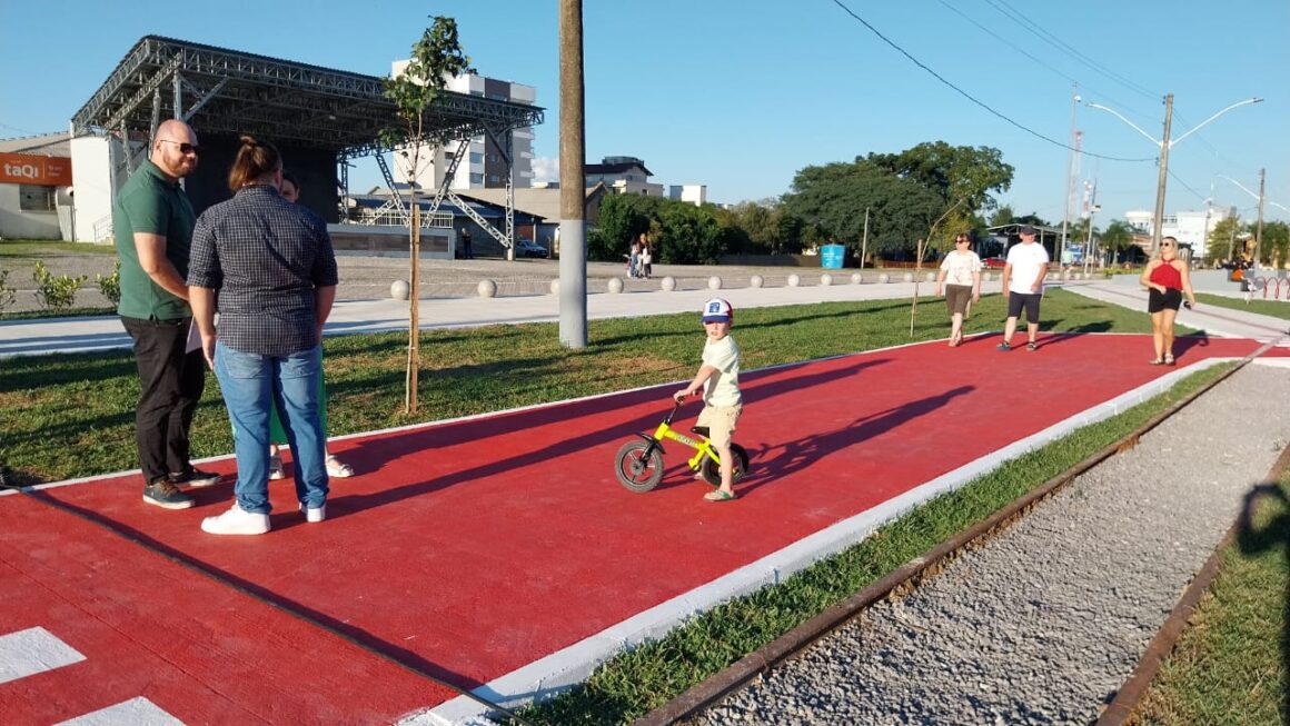 Revitaliza O Do Largo Carlos Fetter Entregue Para A Comunidade