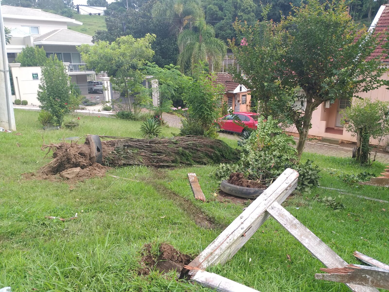 A Espera De Uma Nova Trag Dia Carro Invade Propriedade Na Vrs Em