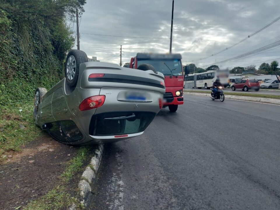 Mulher fica ferida em capotamento na BR 116 em Caxias do Sul Spaço