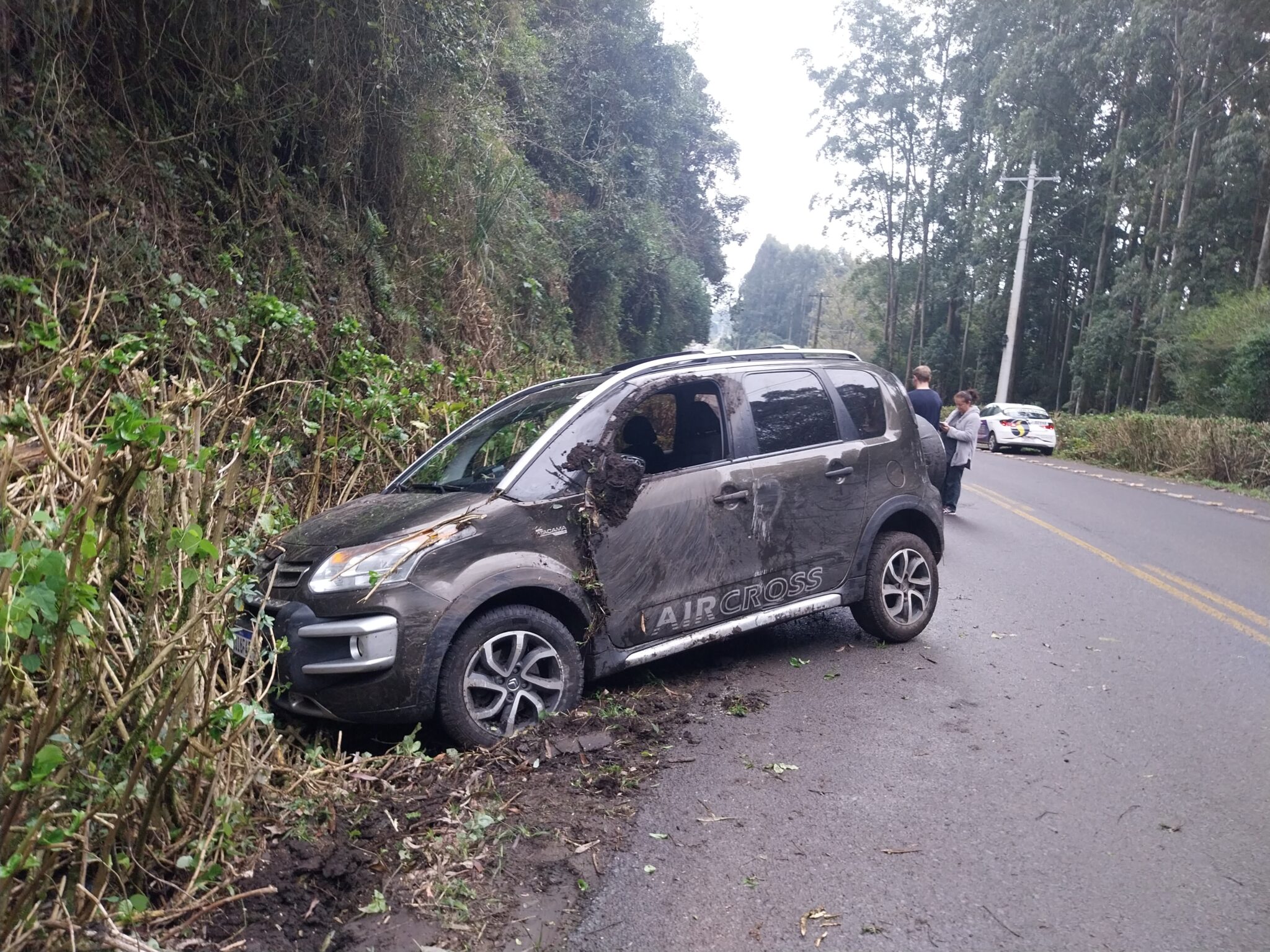 Motorista perde controle de veículo e capota na Rodovia dos Romeiros