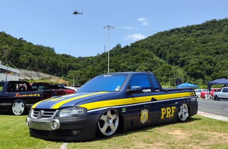 Carro rebaixado com logotipo da PRF é flagrado durante evento em