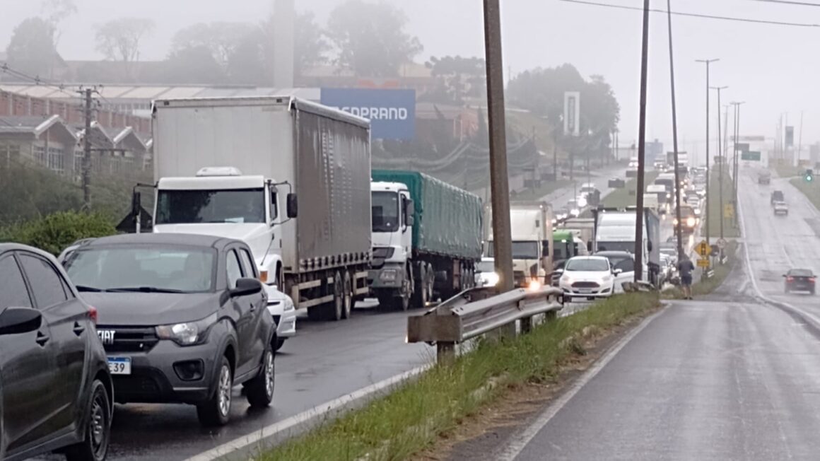 Moradores trancam rua em Caxias do Sul para protestar por falta de