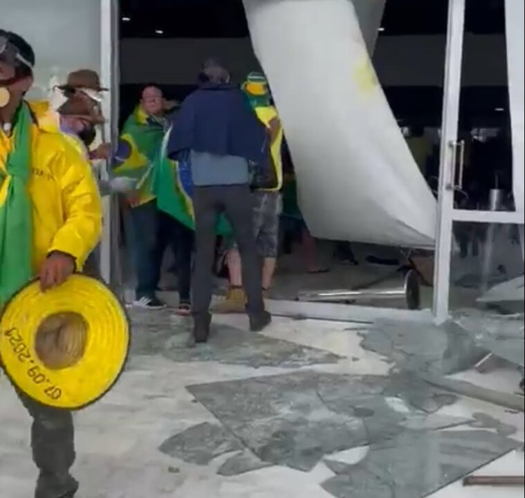 Manifestantes Furam Bloqueio E Invadem Congresso Nacional Stf E Palácio Do Planalto Lula 8391