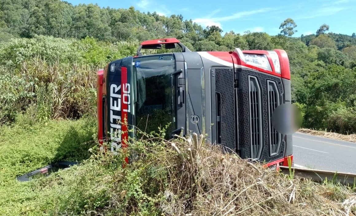 Tombamento de carreta deixa motorista ferido em seara - Rádio RuralFM