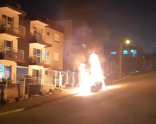 VÍDEO: Carro pega fogo no centro de Caxias do Sul