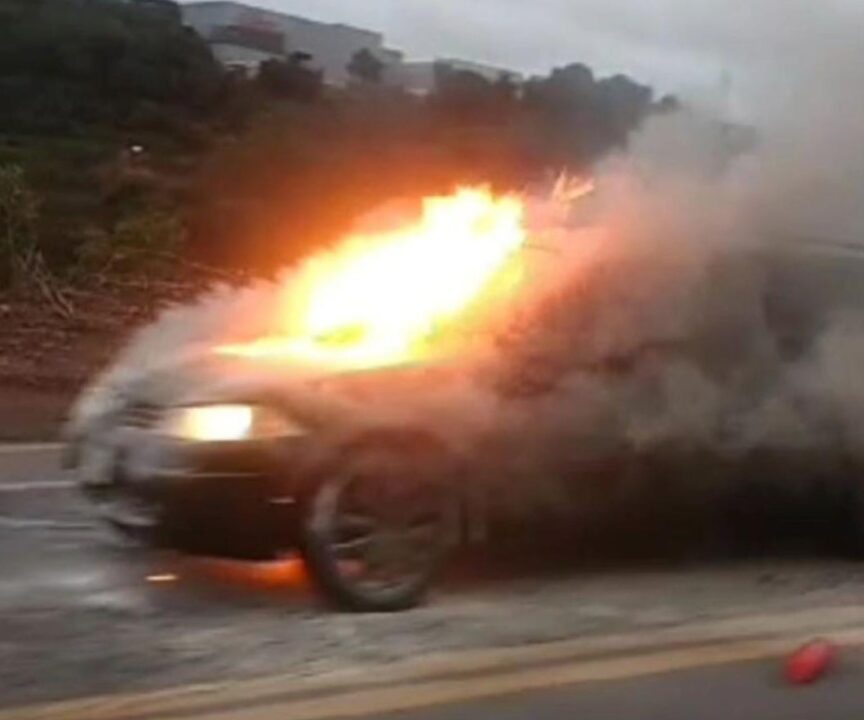 VÍDEO: Carro pega fogo no centro de Caxias do Sul