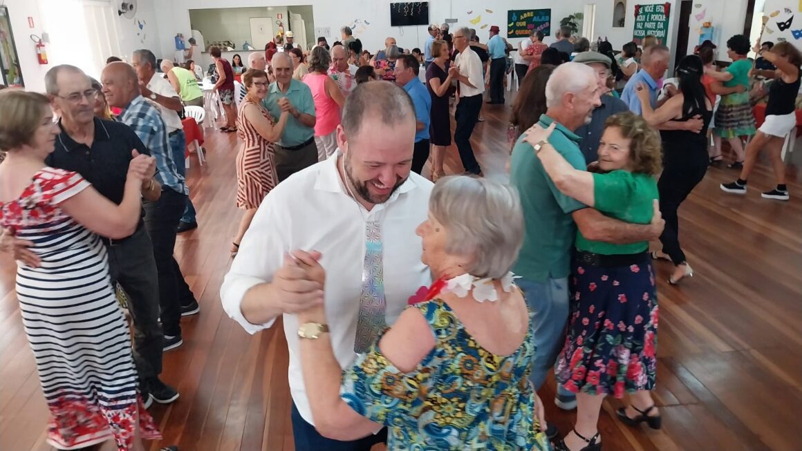 FUnATI promove baile de Carnaval para a terceira idade, nesta