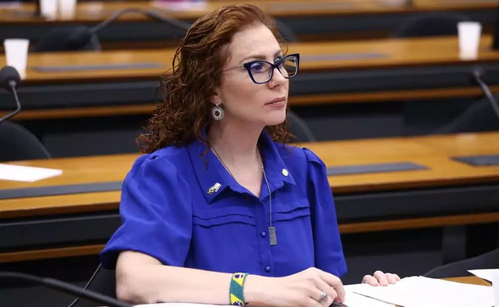 Deputada Carla Zambelli espera pedido formal para se apresentar à justiça na Itália | Spaço FM